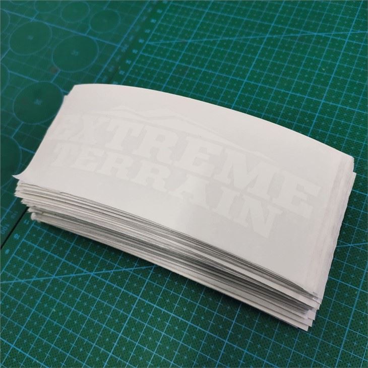 Adesivo fustellato bianco