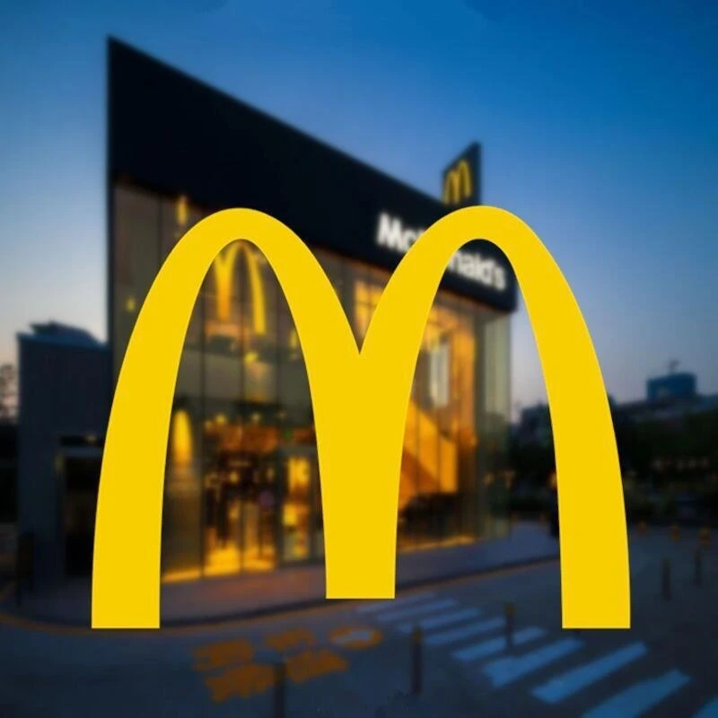 Adesivo con logo "M" personalizzato per finestra