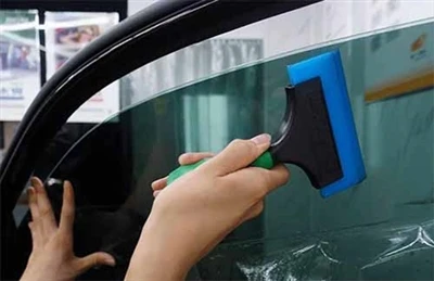 La colorazione dei vetri dell'auto Etie ha una funzione di protezione solare?