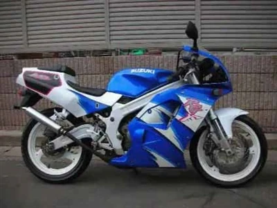 Puoi staccare gli adesivi originali di fabbrica su una motocicletta?