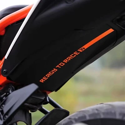Vari adesivi a strisce di colore per moto